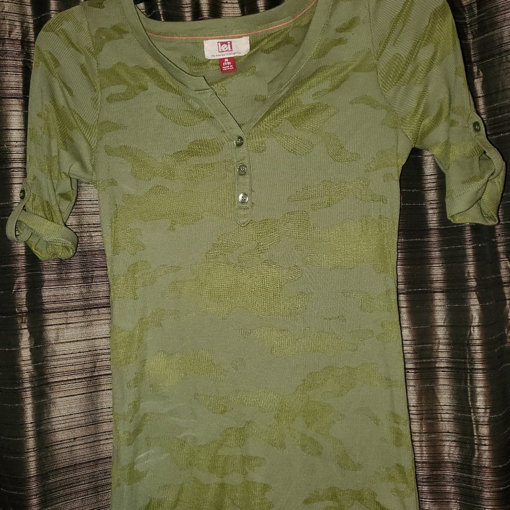Light weight shirt new with out tags